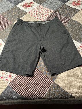Under Armour Men's Dark Gray Flat-Front Performance Shorts, EUC, Size 36